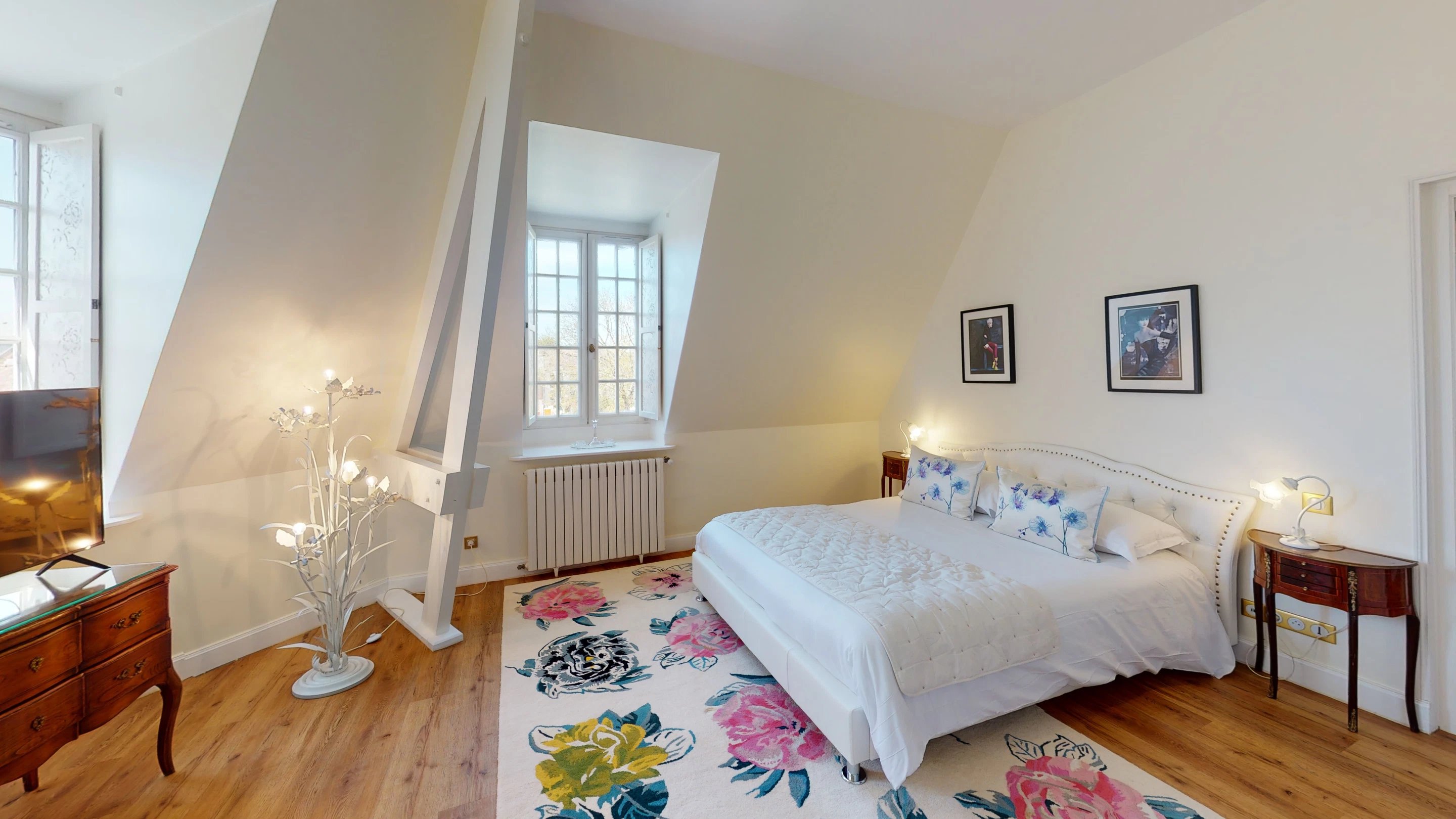 561/Photos/Chambres/Suite/Chateau-De-Montreuil-Bedroom-6.jpg